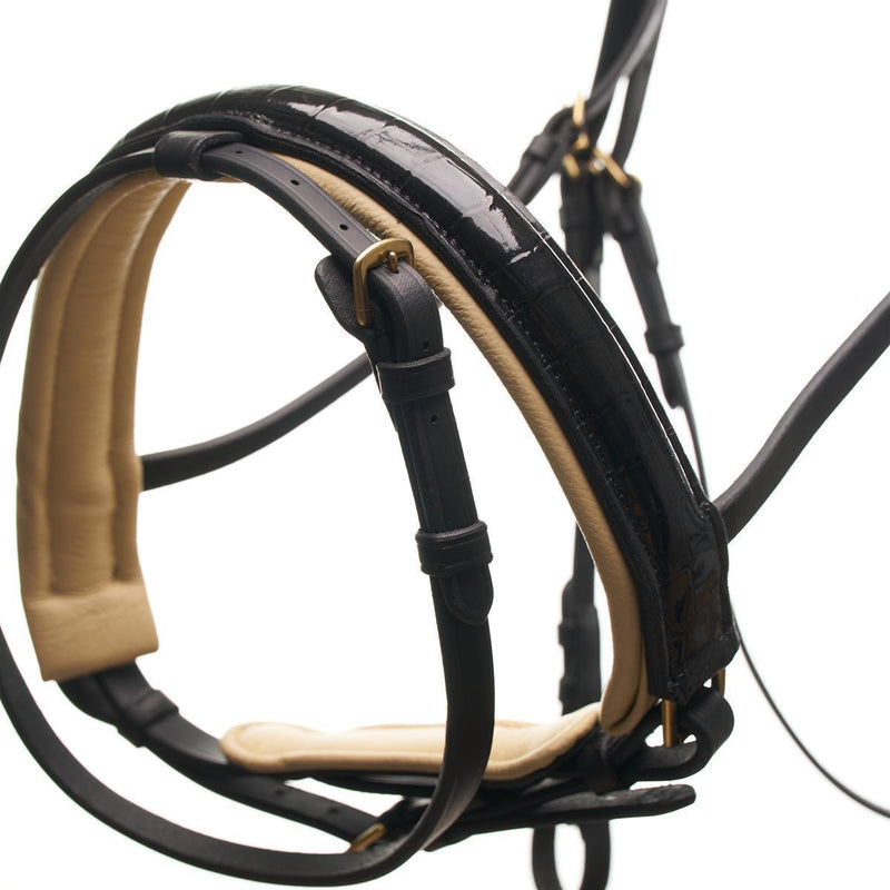 Horsecode Trense Diamond Deluxe Vollblut, Trensenzaum VB/ Cob ,Kroko Lack Reithalfter, weiß unterlegt, goldene Schnallen mit Zügeln und Strass Stirnriemen